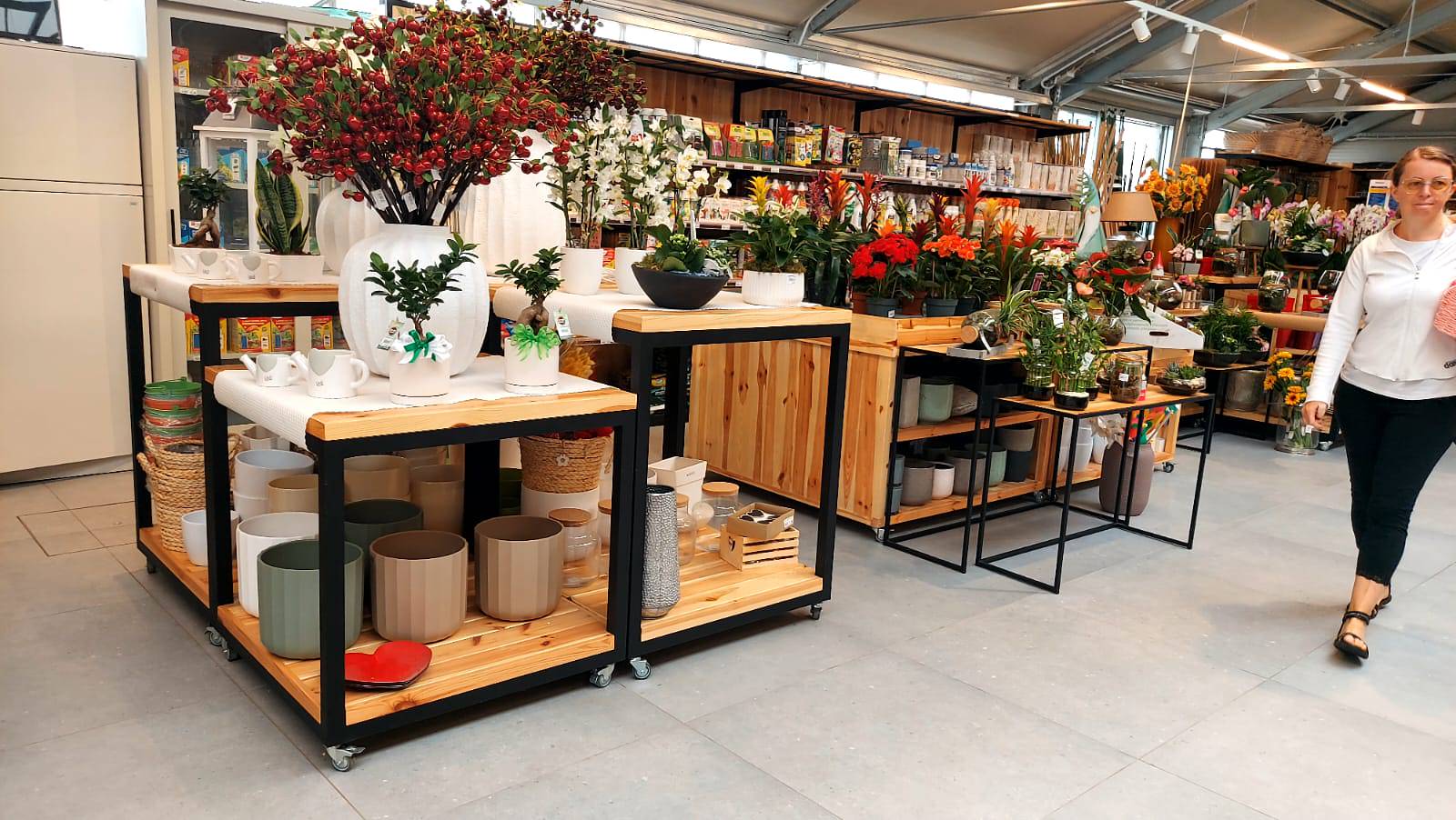 arredo-orlandelli-tulipano-garden-center24-592169-592205 Stół z dwiema drewnianymi półkami na kółkach