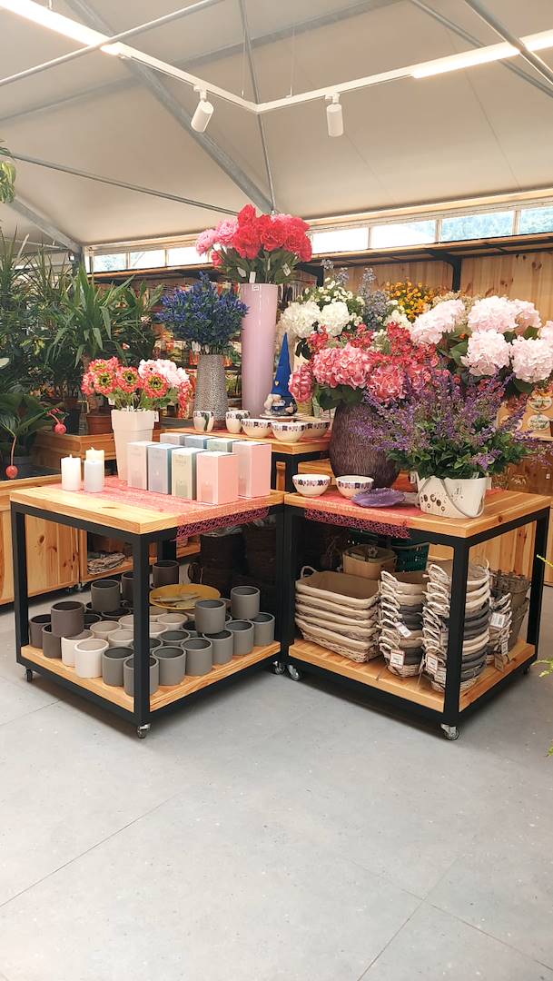 arredo-orlandelli-tulipano-garden-center3-592175-592202 Stół z dwiema drewnianymi półkami na kółkach