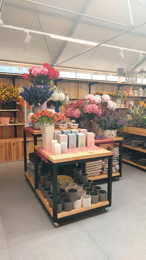 arredo-orlandelli-tulipano-garden-center33-592178-592199 Stół z dwiema drewnianymi półkami na kółkach