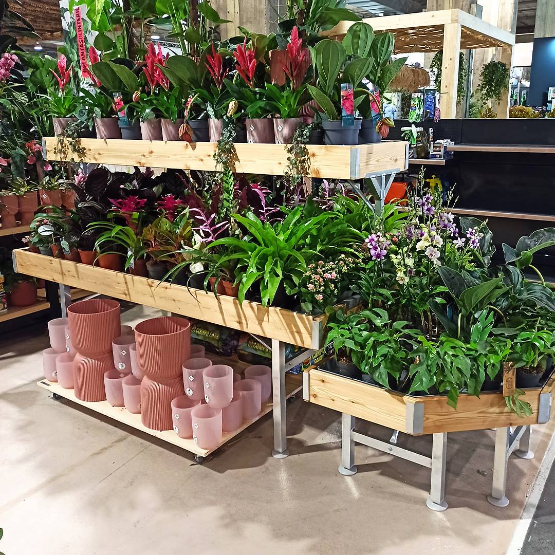 pedana-bancale-espositore-largazoom-581808-582041 Podnóżek z naturalnego drewna na kółkach