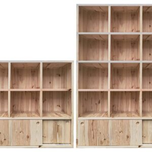 Drewniane regały z półkami w pudełkach