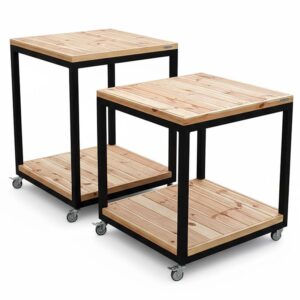Stół z dwiema drewnianymi półkami na kółkach